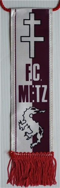 null Fanion de supporter du FC Metz. Dim. 5 x 17 cm. 