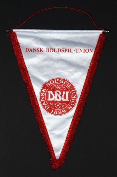null Fanion de la Fédération Danoise de Football. Dim. 30 x 41 cm. 