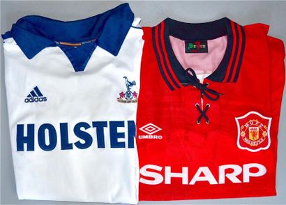 null Lot de 2 maillots réplicas de clubs anglais. Le 1er, de Tottenham Hostspur portant...