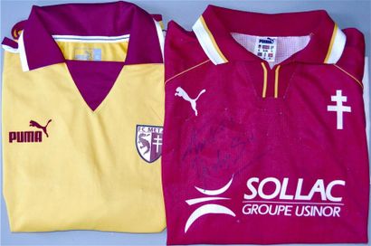 null Ensemble du FC Metz comprenant un maillot réplica (n°11) pour la saison 1998-1999...