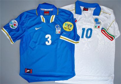 null Lot de 2 maillots réplicas officiels de l'équipe nationale d'Italie. Le blanc...