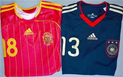 null Lot de 2 maillots réplicas de marque ADIDAS. L'un de l'équipe d'Espagne, Cesc...