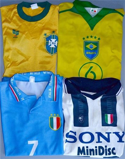 null Ensemble de 4 maillots réplicas comprenant 2 maillots du Brésil (n°18 des années...