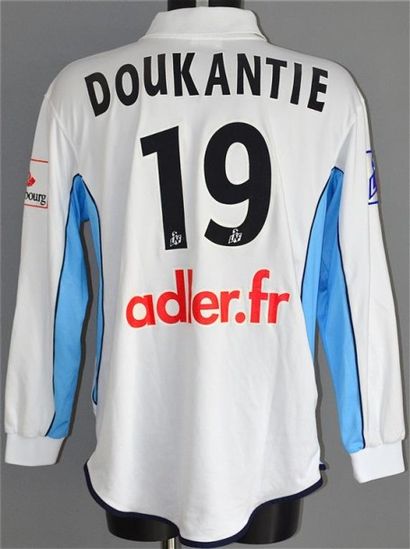 null Vincent DOUKANTIE n°19. Maillot du RC Strasbourg pour la saison 2001-2002 de...