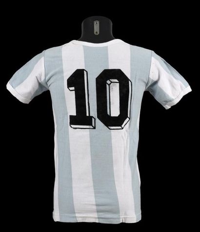 Diego MARADONA n°10. Maillot porté avec l'équipe d'Argentine pour la rencontre face...