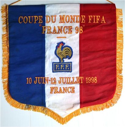 null Fanion brodé de la Fédération Française de Football pour la Coupe du Monde 1998...