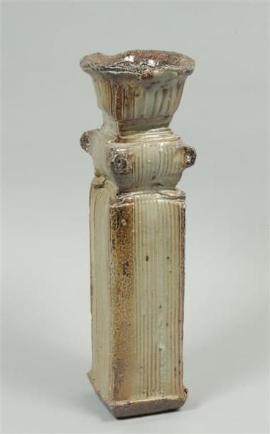 null TIFFOCHE Gustave (1930-2011) Colonne surmontée d'un vase en grès émaillé beige,...