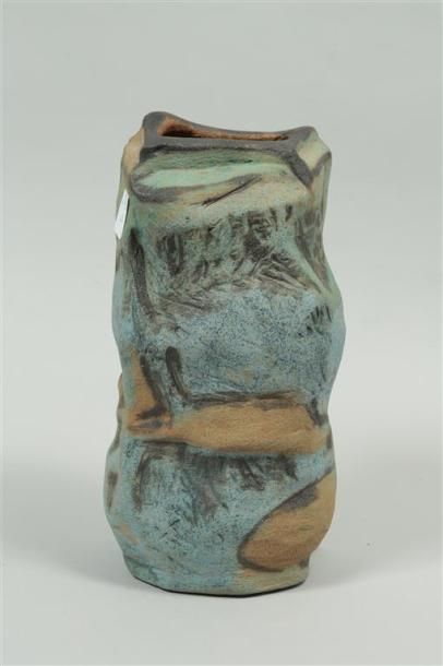 null FISCHER Michèle (1947-1996) Vase rectangulaire en grès, la surface bosselée...