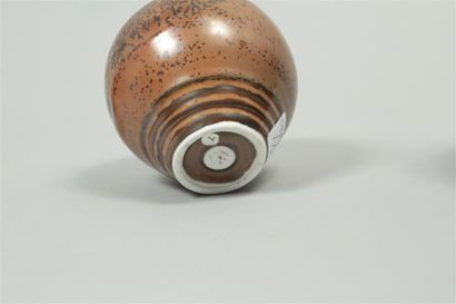 null ESCHENBRENNER Micheline (née en 1931) Petit vase boule en grès émaillé brun....