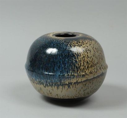 null MONTMOLLIN Frère Daniel de (né en 1921) Vase boule ceinture pincée en grès à...