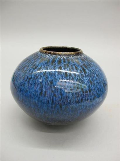 null LE DOUGET Yvon (né en 1953) Vase boule en grès à col ourlé, décor émaillé de...