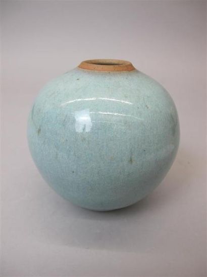 null ROUART Philippe (1904-1993) Vase boule émaillé bleu à petit col et base au naturel....
