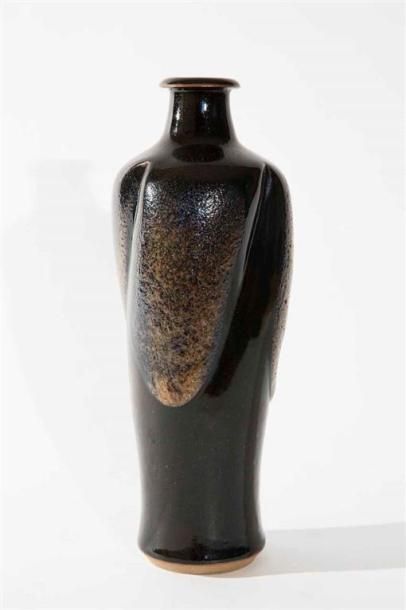 null LANOS Michel (1926-2005) Vase bouteille en grès, col aplati, émaillé brun et...