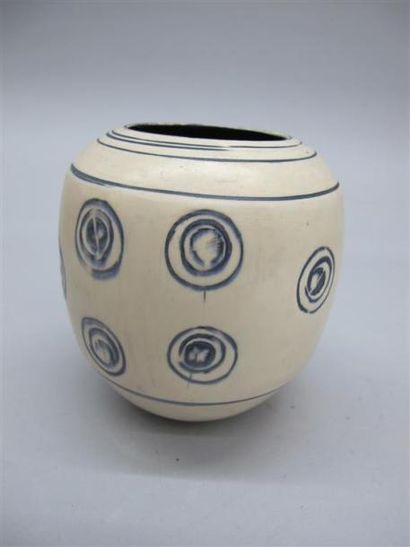 null VALERIA? Vase ovoïde en grès porcelaineux à décor émaillé crême et motifs de...