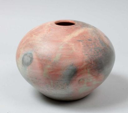 null COMBRES Loul (né en 1937) Vase boule en terre cuite engobée rouge et brun, polie...