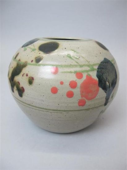 null DEWAR Richard (né en 1949) Vase boule en grès à décor émaillé sur fond beige...