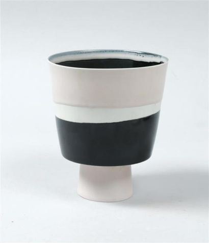 null WEISS Ulrika (née en 1963) Vase sur piédouche en porcelaine blanche à glaçure...