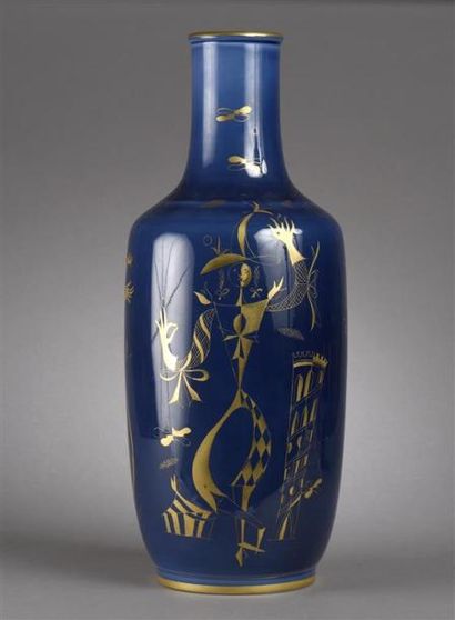 null SEVRES. Vase ovoïde à haut col en porcelaine à décor or sur fond bleu d'une...