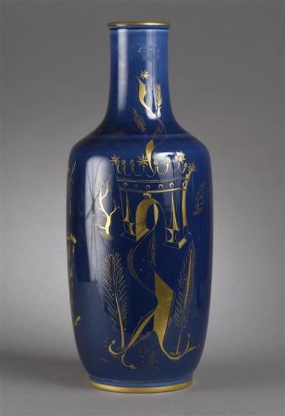 null SEVRES. Vase ovoïde à haut col en porcelaine à décor or sur fond bleu d'une...