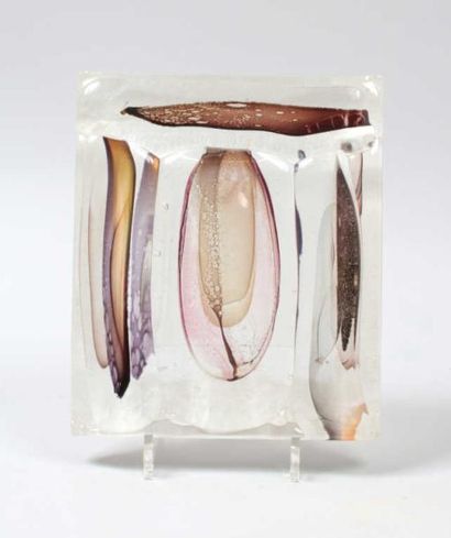 null MONOD Isabelle (née en 1945) Sculpture en plaque de verre et décors en inclusions....