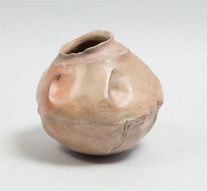 null JOULIA Elisabeth (1925-2003) Vase boule en grès au naturel avec pli et enfoncements,...