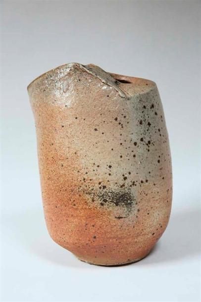 null JOULIA Elisabeth (1925-2003) Vase assymetrique en grès engobé. Signé. H. 29...