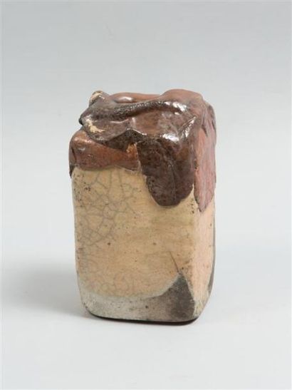 null VIROT Camille (né en 1947) Vase sculpture rectangulaire en grès raku en partie...