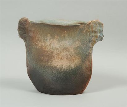 null GUENEAU François (1937-2015) Vase à panse aplatie en grès à décor d'engobe brun...
