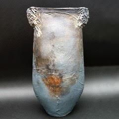 null Grand vase urne en grès à panse aplatie, les deux prises froissées, décor d'engobe...