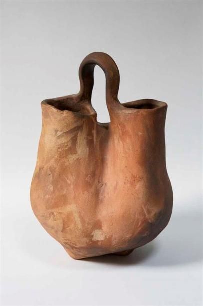 null PAULET Jean (1931-2012) Vase anthropomorphe à une anse. Terre cuite engobée...