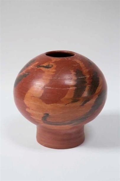 null PAULET Jean (1931-2012) Vase boule sur large piedouche en terre cuite engobée...