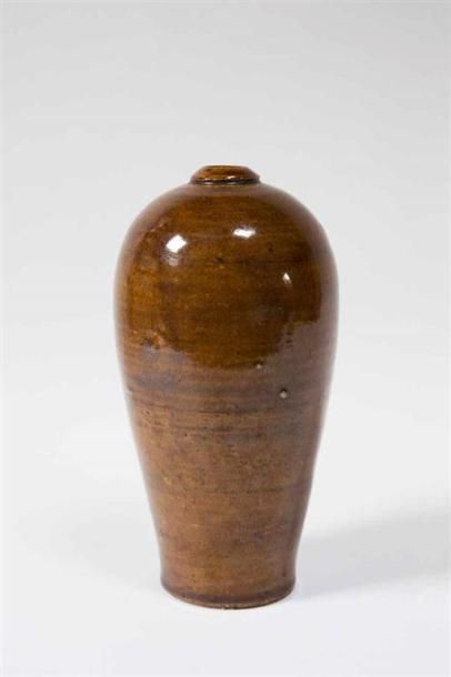 null LANOS Michel (1926-2005) Vase balustre en grès émaillé chamois. Cachet. H. 21,5...