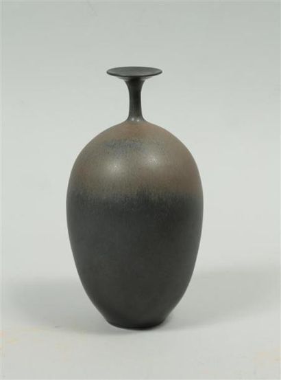 null LACHENY Jacques (né en 1937) Vase à col plat en grès à décor émaillé noir. H....