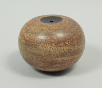 null LACHENY Jacques (né en 1937) Vase boule en grès à décor émaillé brun et vert,...