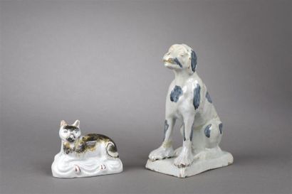 null NORD. Deux statuettes en faïence polychrome représentant un chien assis sur...