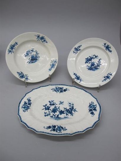 null TOURNAI. Un plat et deux assiettes en porcelaine tendre à décor dit « rondo...