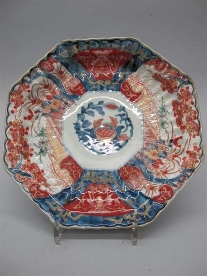 null JAPON. Plat octogonal à bord cranté en porcelaine à décor Imari. XIXe siècle....