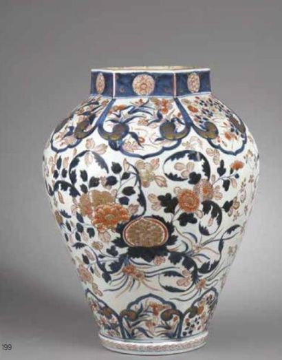 JAPON. Vase ovoïde à panse à six lobes en...