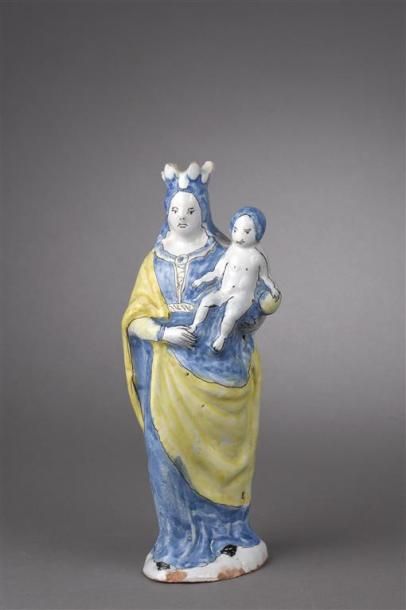 null NEVERS. Statuette en faïence représentant la Vierge tenant l'Enfant Jésus confortablement...