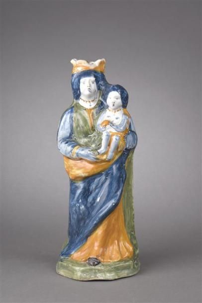 null CENTRE. Statuette en faïence polychrome représentant la Vierge tenant l'Enfant...