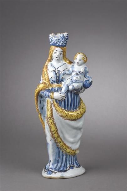 null NEVERS. Statuette représentant la Vierge tenant l'Enfant Jésus sur son bras...