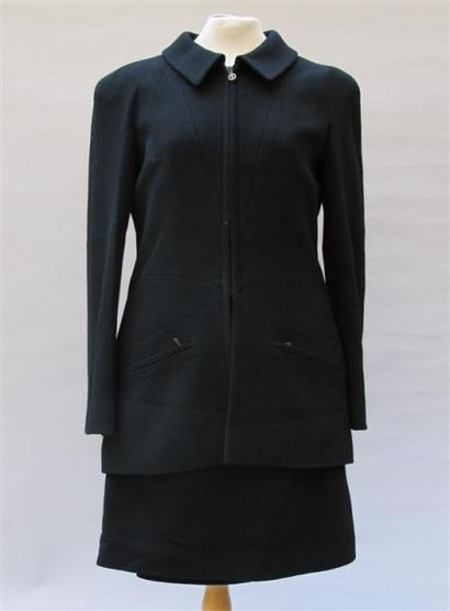 null CHANEL Boutique, collection Automne 1997. Tailleur jupe noir en crêpe, veste...
