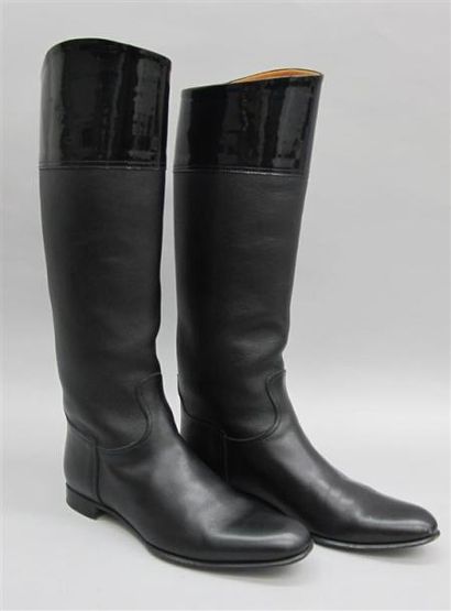 null HERMÈS Paris. Paire de bottes cavalière en cuir noir et vernis noir sur la partie...