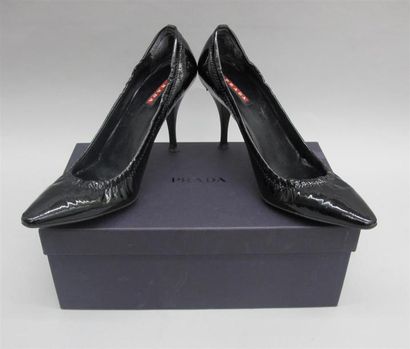 null PRADA. Paire d'escarpins en cuir vernis noir, talon en caoutchouc. Taille 39....