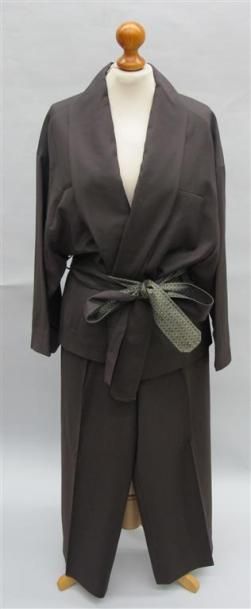 null KENZO. Tailleur pantalon en laine marron, veste de forme kimono ceinturée à...
