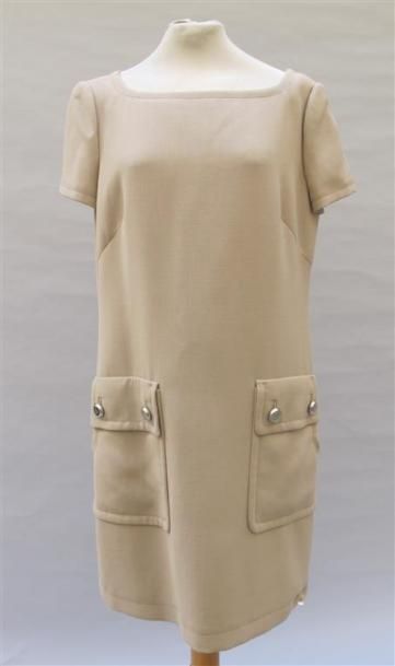 null PRADA. Robe beige en laine, manches courtes, deux poches plaquées sur le devant,...