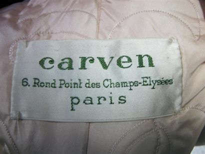  CARVEN Haute Couture. Long manteau d'été en tissu gaufré rose poudré à capuche bordée...