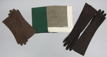 null HERMÈS Paris. Paire de gants en tissu marron et deux pochettes en soie verte...