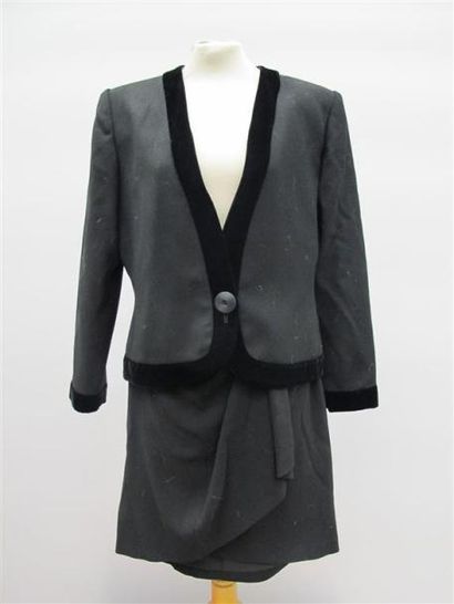  YSL Variation. Tailleur jupe en crêpe noir, la veste bordée de panne de velours...
