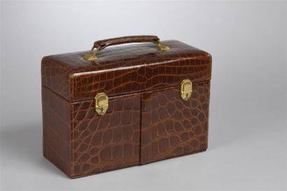 null MORABITO. Vanity case en crocodile marron clair, ouverture en façade par deux...